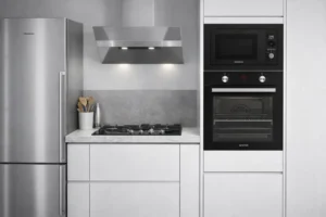 INTEGRA ESE HORNO EN UNA COCINA SENCILLA CON ELECTRODOMESTICOS EN COLOR ACERO INOXIDABLE. INCLUYE UNA NEVERA, MICROONDAS